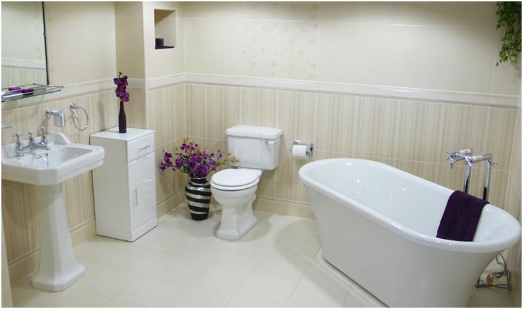 Traditional Bathroom Suite & Wallpaper Effect Tiles